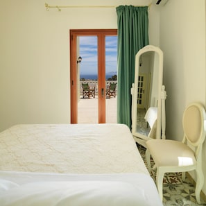 Room - Two Bedroom Villa with Sea View, Kaminia Holiday Homes (Santorini)