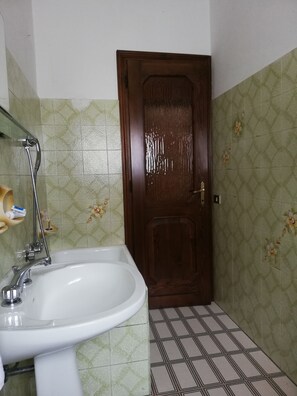 Bidet, håndklæder, Toiletpapir
