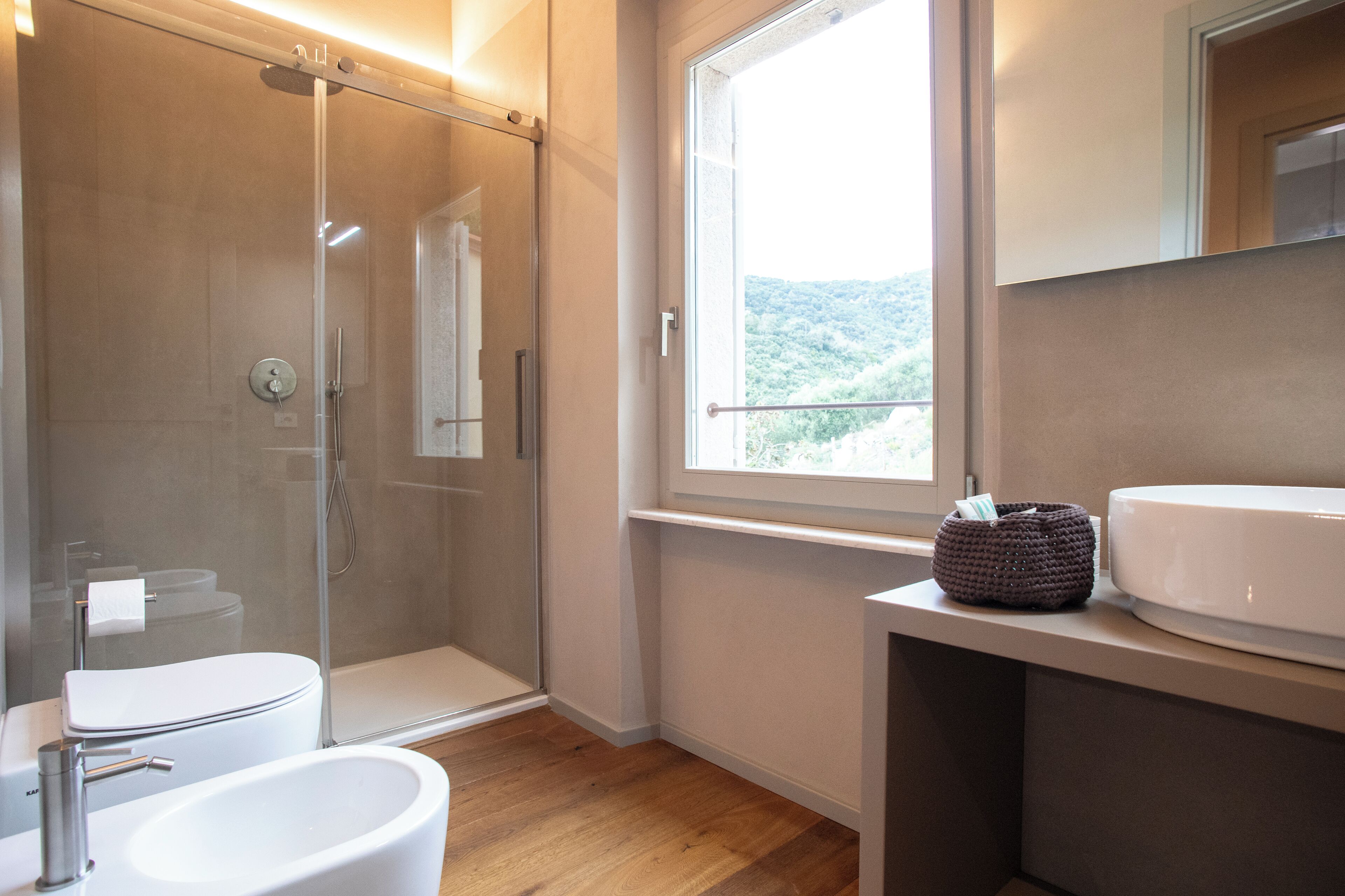 Bruser, hårtørrer, bidet, håndklæder