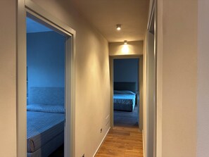 3 habitaciones, tabla de planchar con plancha, wifi y ropa de cama