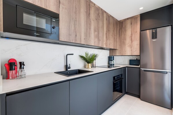 Microwave, oven, stovetop, dishwasher - Apartamento en Estepona (Estepona)