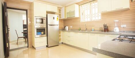 Refrigerador, microondas, horno, placa de cocina