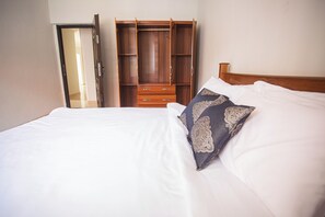 Iron/ironing board, free WiFi - Accra Luxury Apartment at East Legon (Accra)