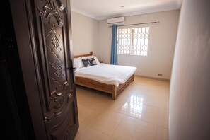 Iron/ironing board, free WiFi - Accra Luxury Apartment at East Legon (Accra)