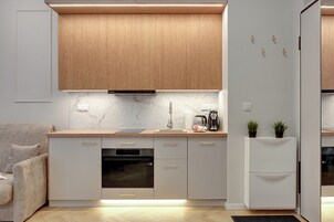 Studiosvit Comfort | Eget kök | Kylskåp, spishäll, diskmaskin och vattenkokare