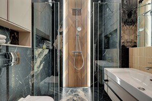 Classic Studio Suite | Bathroom