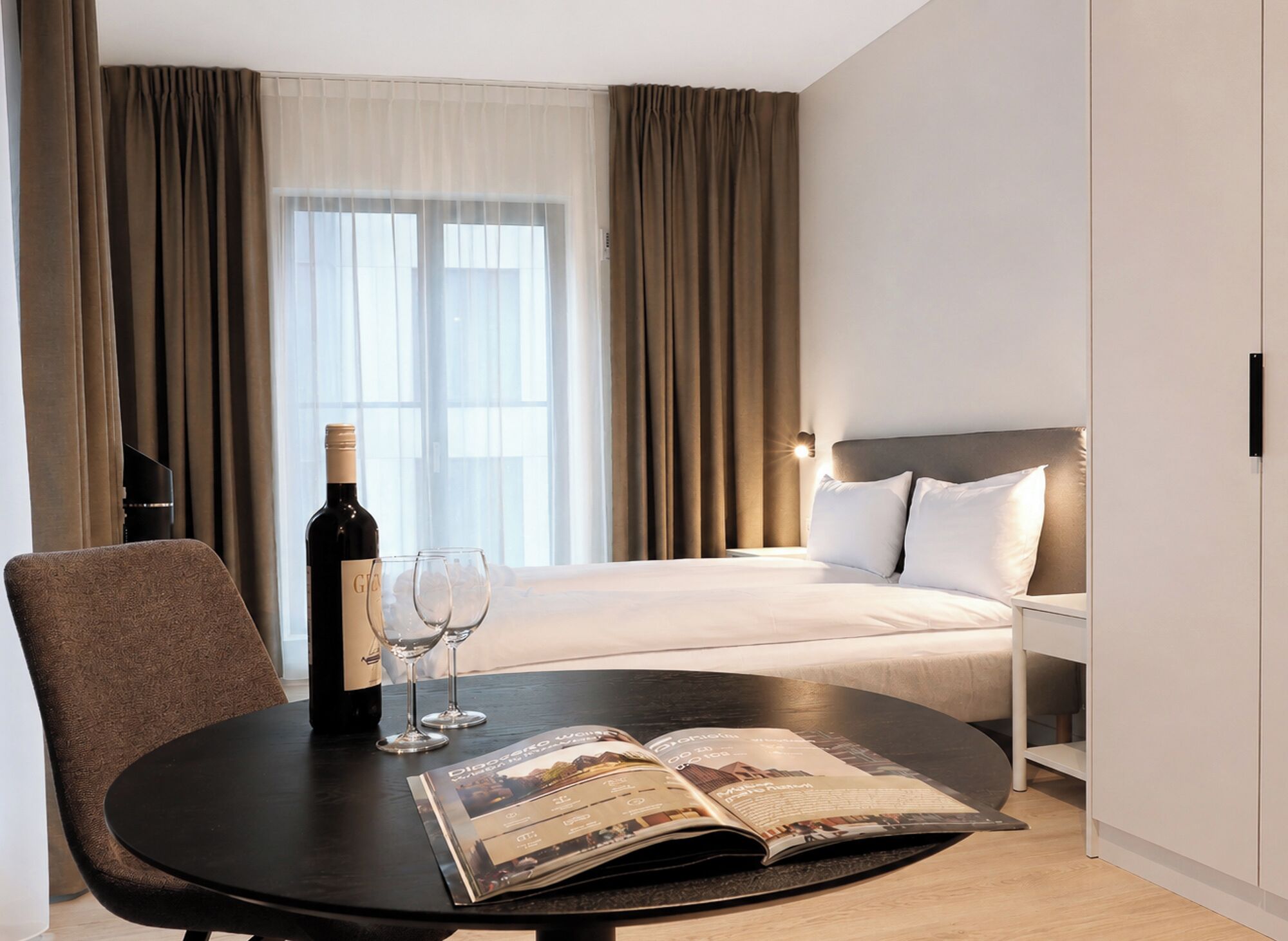 Tabla de planchar con plancha, wifi gratis y ropa de cama 