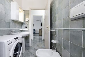Dusche, Bidet, Handtücher