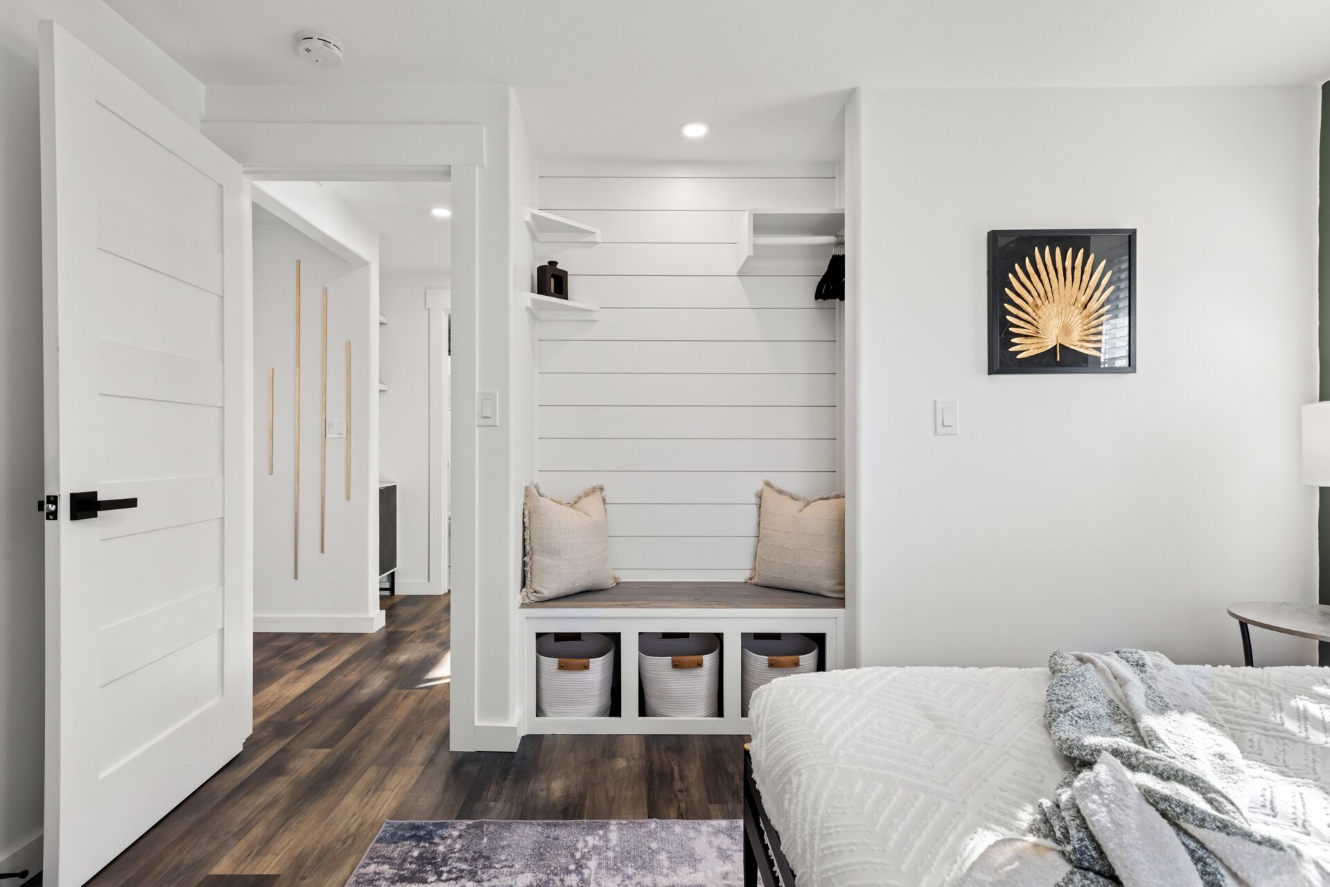 4 habitaciones, escritorio y tabla de planchar con plancha 