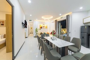 Dining - Private Pool Villa in Nature with Sunlight / Large Pool / Free Pickup / BBQ (Đà Nẵng)