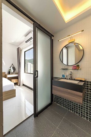 6 bedrooms, iron/ironing board, free WiFi, bed sheets