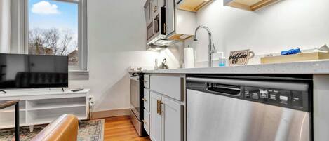 Een koelkast, een microgolfoven, een oven, een kookplaat