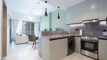 Deluxe Apartment, 1 Bedroom, Balcony | Private kitchen | Fridge, microwave, oven, stovetop