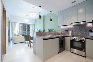Deluxe Apartment, 1 Bedroom, Balcony | Private kitchen | Fridge, microwave, oven, stovetop