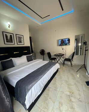 Appartement familial, balcon, vue sur la ville | Coffre-fort pour ordinateur portable, bureau