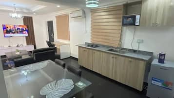 Appartement Familial, balcon, vue ville | Cuisine privée | Réfrigérateur, micro-ondes, four, plaque de cuisson