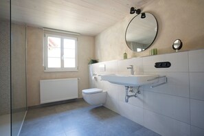 Dusj, hårføner og håndklær