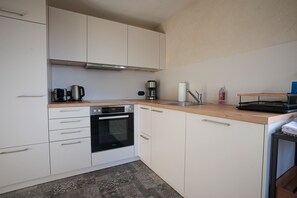 Frigorífico, horno, placa de cocina y lavavajillas