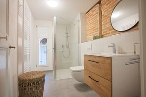 Dusche, Haartrockner, Handtücher