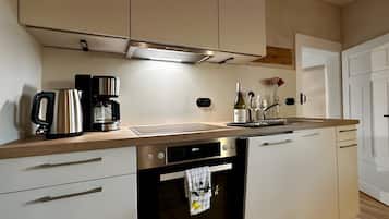 Kjøleskap, ovn, kokeplater og oppvaskmaskin