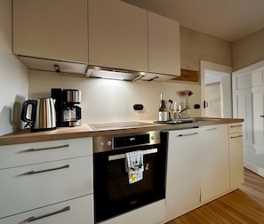 Fridge, oven, stovetop, dishwasher - Apartment 'Klein' with Shared Garden and Wi-Fi (Offenburg)