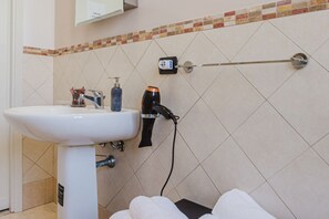 تجهيزات دش، مجففات شعر، مناشف، صابون