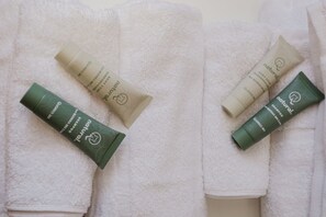 تجهيزات دش، مجففات شعر، مناشف، صابون