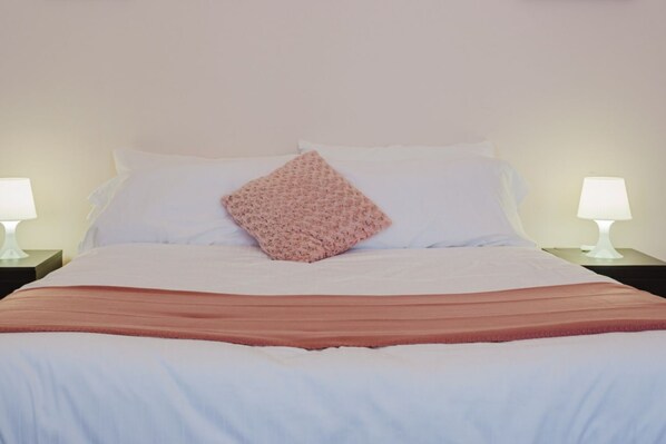 2 عدّة غرف نوم وواي فاي مجانًا وملاءات أسرّة