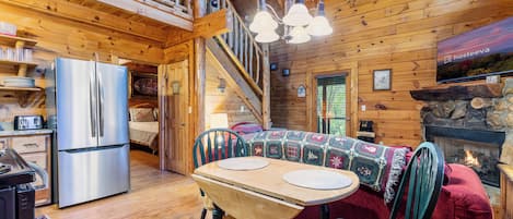 Signature Cabin, 2 Bedrooms, Hot Tub, Mountain View | Makan dalam bilik