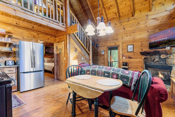 Signature-Ferienhütte, 2 Schlafzimmer, Whirlpool, Bergblick | Essbereich im Zimmer