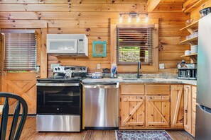 Signature-Ferienhütte, 2 Schlafzimmer, Whirlpool, Bergblick | Eigene Küche