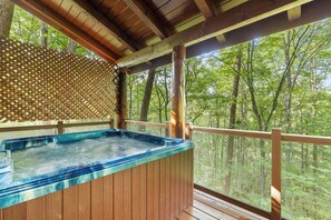 Outdoor spa tub - Mountain Oasis (Sevierville)