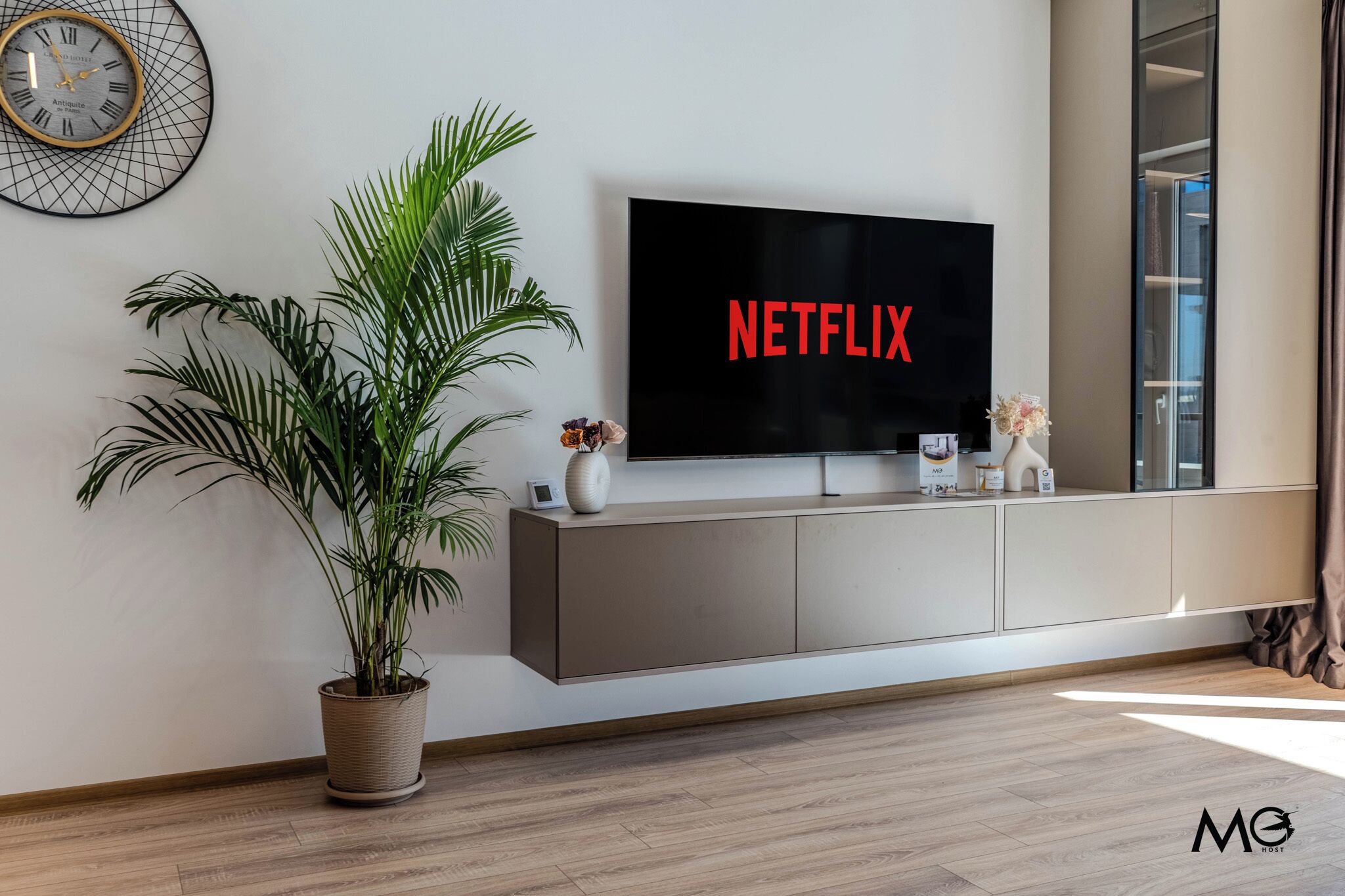 Deluxe Apartment, 1 Bedroom, Mountain View | Living area | 125-cm flat-screen TV with cable channels, Netflix, streaming services