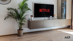 Deluxe-íbúð - 1 svefnherbergi - fjallasýn | Stofa | 125-cm flatskjársjónvarp með kapalrásum, Netflix, myndstreymiþjónustur.