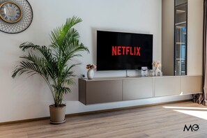 Leilighet – deluxe, 1 soverom, fjellutsikt | Oppholdsområde | En 125-centimeters Flatskjerm-TV med kabel-kanaler samt Netflix