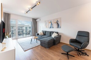 125-cm flat-screen TV with cable channels, Netflix, streaming services - MoHost Properties (Brașov)