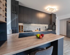Deluxe Apartment, 1 Bedroom, Mountain View | Private kitchen | Fridge, microwave, oven, stovetop - MoHost Properties (Brașov)