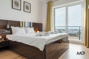 Premium bedding, memory-foam beds, blackout curtains, iron/ironing board - MoHost Properties (Brașov)