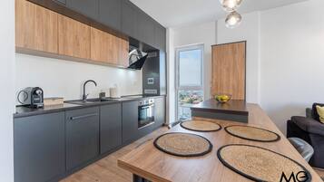 Deluxe Apartment, 1 Bedroom, Mountain View | Private kitchen | Fridge, microwave, oven, stovetop