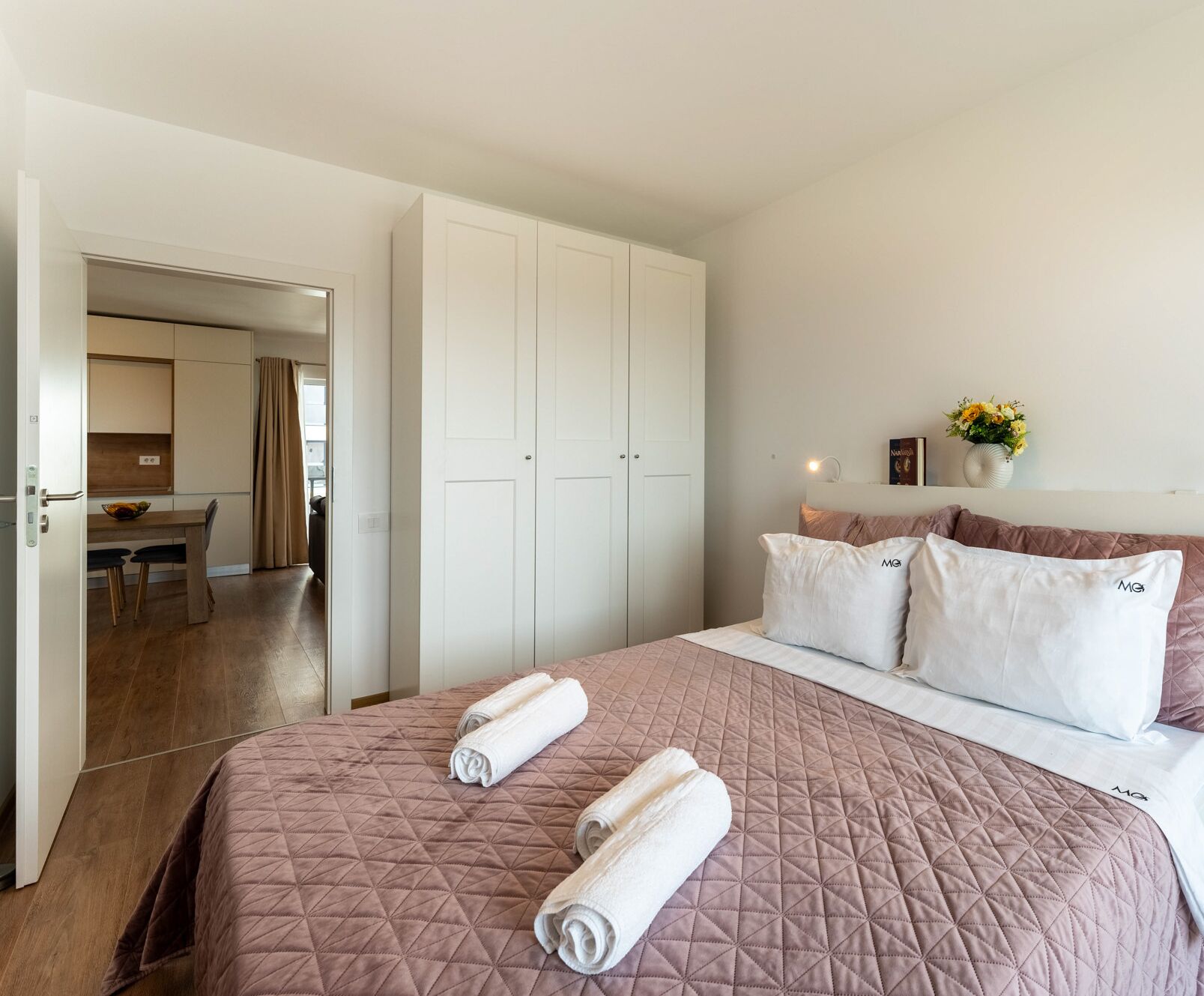 Căn hộ Deluxe, 1 giường cỡ king và sofa giường, ban công, quang cảnh núi | Bộ đồ giường cao cấp, nệm cao su hoạt tính (memory foam) 