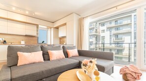 Deluxe Apartment, 1 King Bed with Sofa bed, Balcony, Mountain View | Living area | 125-cm flat-screen TV with cable channels, Netflix, streaming services - MoHost Properties (Brașov)