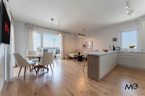 125-cm flat-screen TV with cable channels, Netflix, streaming services - MoHost Properties (Brașov)