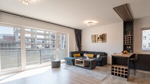 Deluxe-íbúð - 1 svefnherbergi - fjallasýn | Stofa | 125-cm flatskjársjónvarp með kapalrásum, Netflix, myndstreymiþjónustur.
