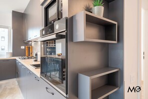 Deluxe Apartment, 1 Bedroom, Mountain View | Dapur peribadi | Peti sejuk, ketuhar gelombang mikro, ketuhar, dapur