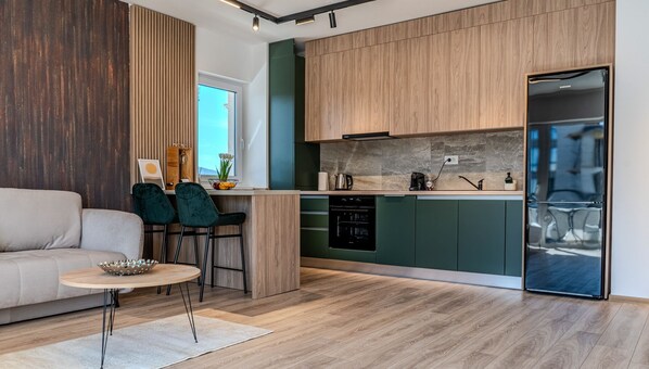 Deluxe Apartment, 1 Bedroom, Mountain View | Private kitchen | Fridge, microwave, oven, stovetop - MoHost Properties (Brașov)