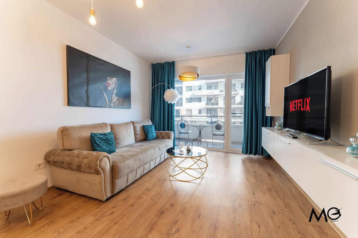 Deluxe Apartment, 2 Bedrooms, Mountain View | Living area | 125-cm flat-screen TV with cable channels, Netflix, streaming services