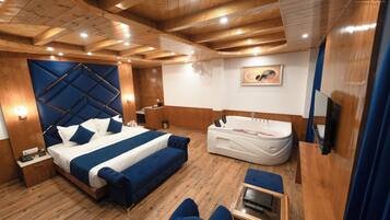 Royal Studio Suite | Iron/ironing board, free WiFi