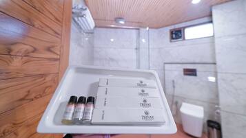 Family Studio Suite | Bathroom