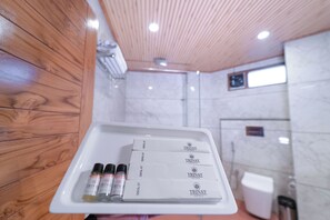 Studio Suite Keluarga | Kamar mandi
