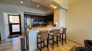 Micro-ondes, plaque de cuisson, lave-vaisselle, serviettes en papier